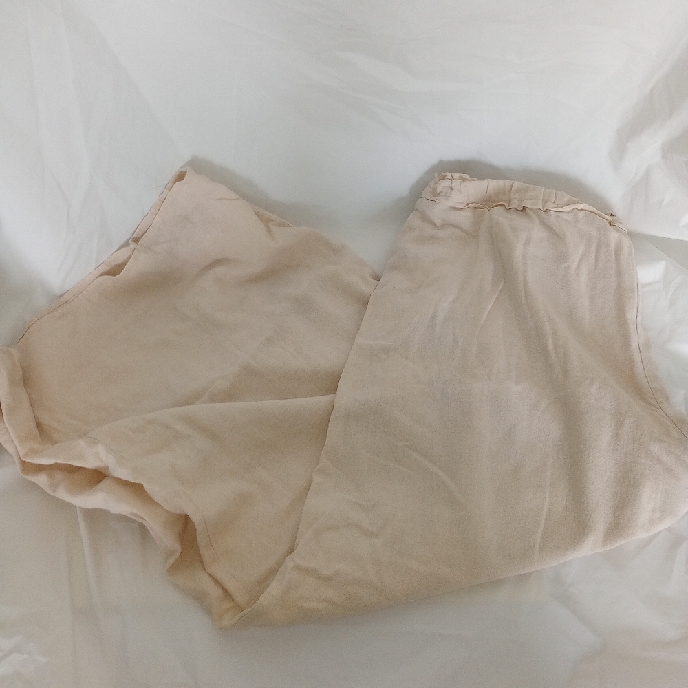 Stylish light weight wide leg pants with pockets!